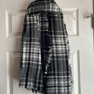 Black & white blanket scarf